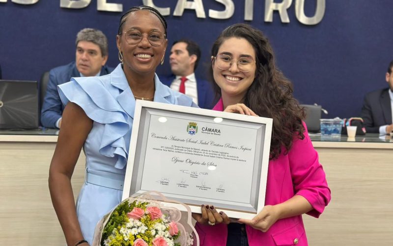 Teca Nelma concede comenda à conselheira tutelar durante sessão na Câmara Municipal