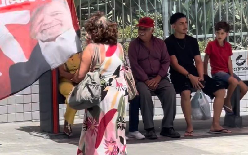 Professora manifesta apoio a Lula e festeja prisão de Bolsonaro