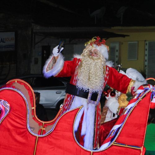 Desfile e acendimento das luzes marcam abertura do Natal em Joaquim Gomes