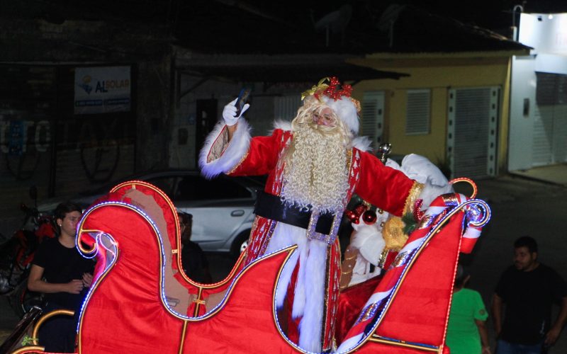 Desfile e acendimento das luzes marcam abertura do Natal em Joaquim Gomes