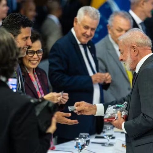 Após se atrasar para reunião, Lula distribui balas como pedido de desculpas