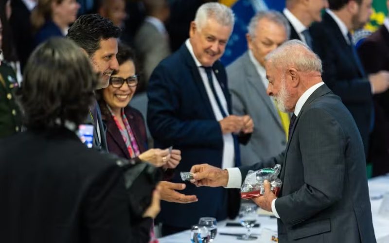 Após se atrasar para reunião, Lula distribui balas como pedido de desculpas