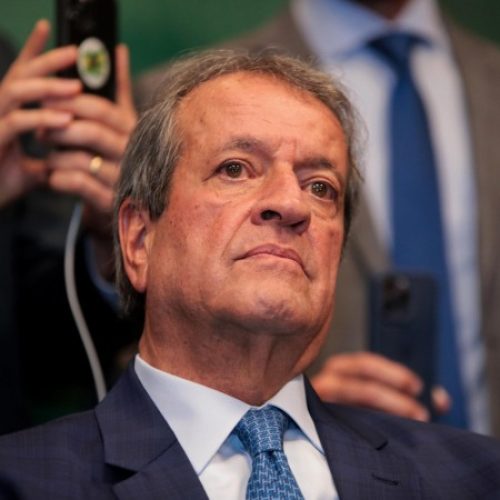 Crise no PL expõe desgaste entre Valdemar Costa Neto e família Bolsonaro após suspensão de aliança no Ceará