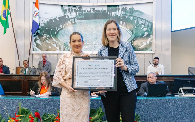 Por sua contribuição à ciência e à causa animal, Alane Menezes recebe comenda aprovada por unanimidade na Assembleia Legislativa de Alagoas