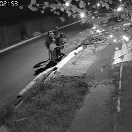 Vídeo mostra momento em que casal é assaltado e tem moto roubada na Avenida Paulo Holanda
