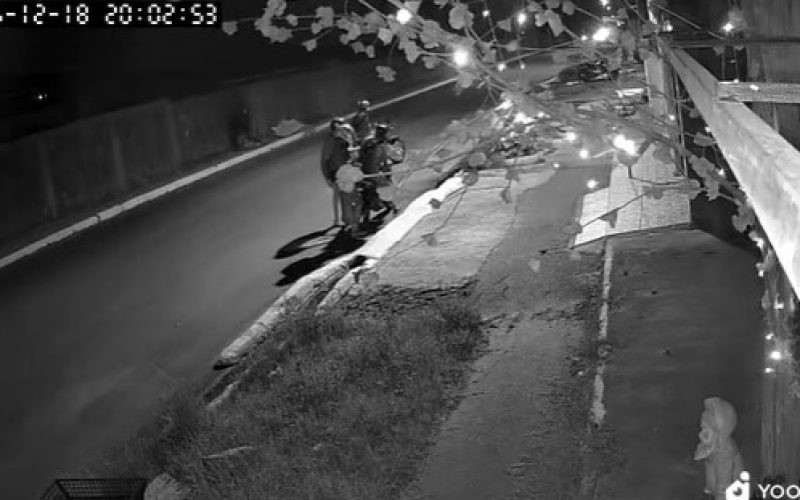 Vídeo mostra momento em que casal é assaltado e tem moto roubada na Avenida Paulo Holanda
