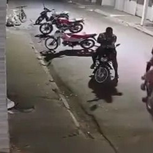 Criminosos chegam em duas motos, fazem arrastão e fogem em Teotônio Vilela