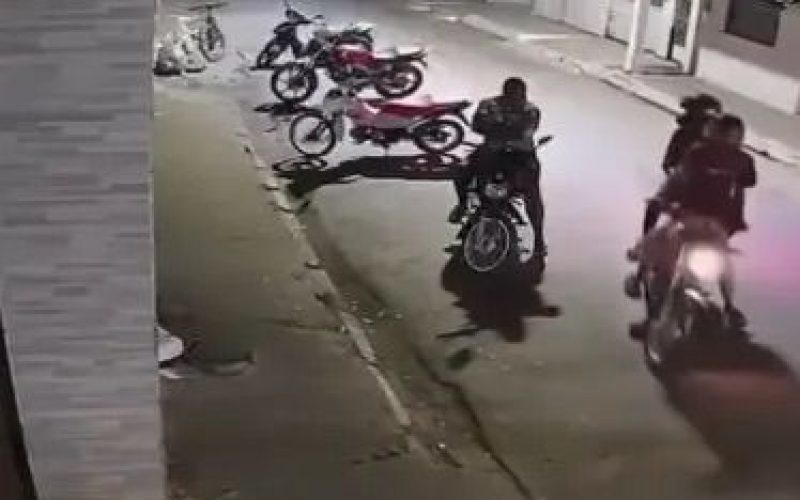 Criminosos chegam em duas motos, fazem arrastão e fogem em Teotônio Vilela