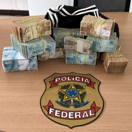 PF apreende meio milhão em mochila de médico com contratos públicos em Alagoas