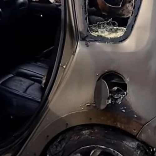 Carro pega fogo após vazamento de botijão de gás na Praia do Peba