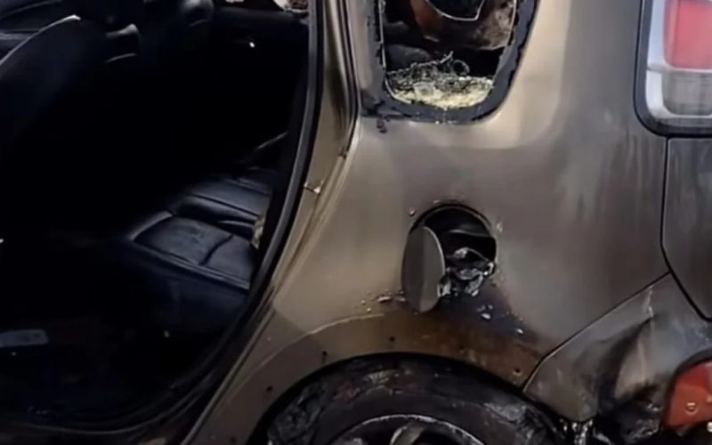 Carro pega fogo após vazamento de botijão de gás na Praia do Peba