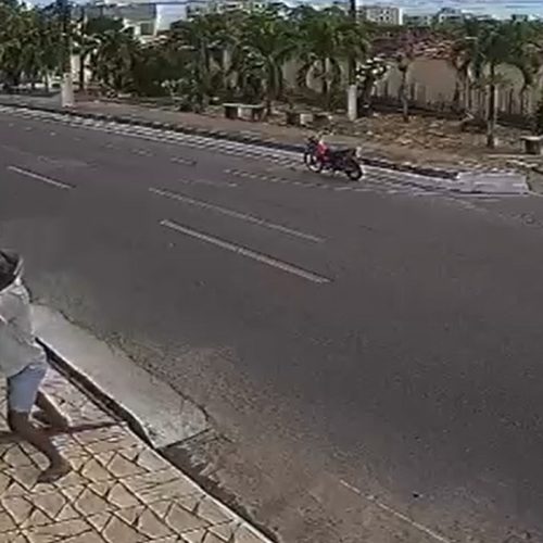 Vídeo mostra senhor sendo assaltado por homem de moto no Village Campestre