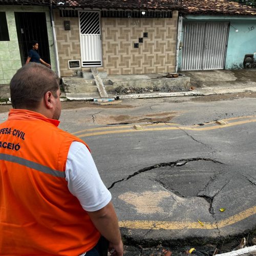Afundamentos surgem em rua da Chã da Jaqueira e via é interditada em Maceió