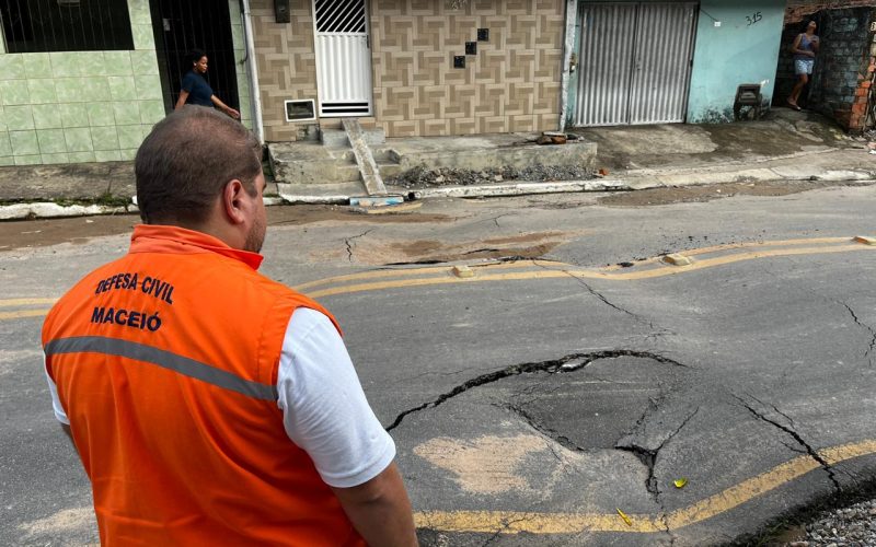 Afundamentos surgem em rua da Chã da Jaqueira e via é interditada em Maceió