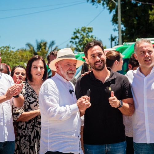 Prefeito de Santana do Mundaú recebe Unidade Móvel Odontológica das mãos do presidente Lula