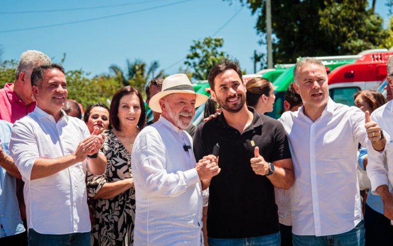 Prefeito de Santana do Mundaú recebe Unidade Móvel Odontológica das mãos do presidente Lula