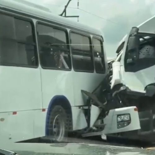 Ônibus com romeiros de Alagoas se envolve em engavetamento e deixa feridos no Cariri