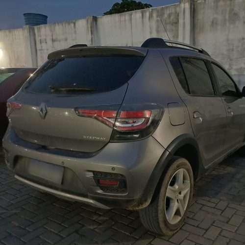 PRF prende foragido por homicídio dirigindo carro clonado em Rio Largo