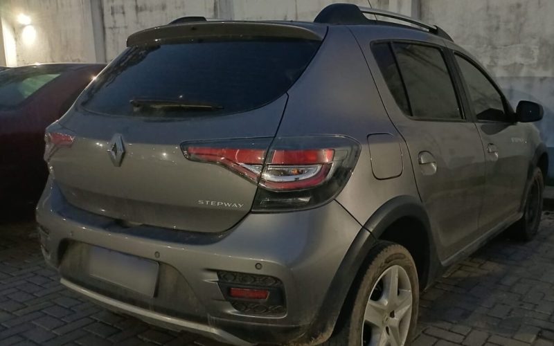 PRF prende foragido por homicídio dirigindo carro clonado em Rio Largo