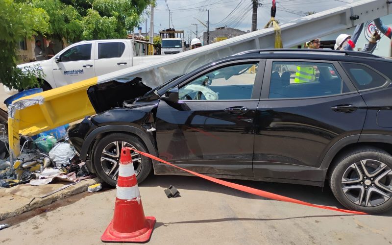 Carro atinge poste e deixa dois feridos em São Miguel dos Milagres