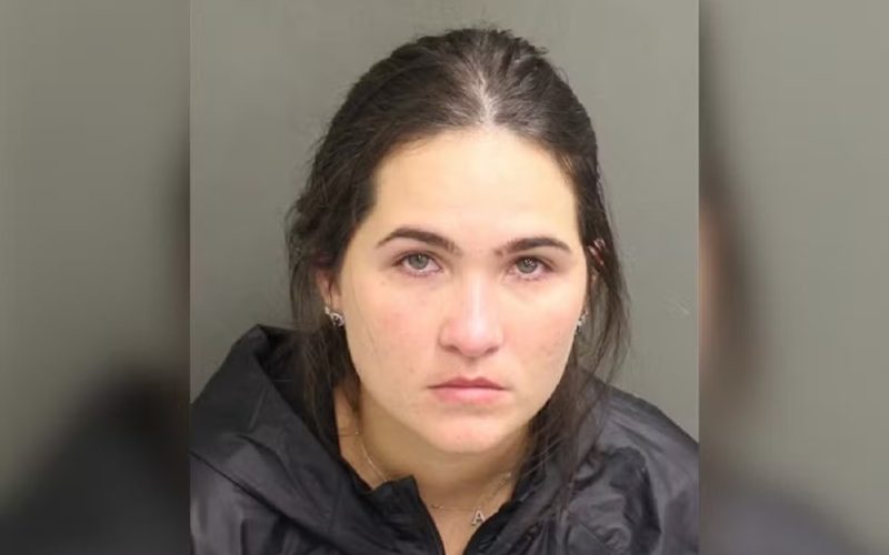 Esposa de Henrique, da dupla Henrique & Juliano, tenta fugir da polícia em Orlando e é presa