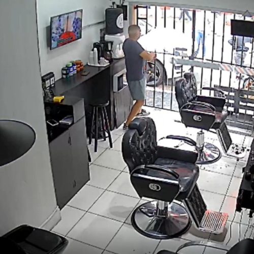 PM de folga reage a assalto e mata criminoso na porta de barbearia