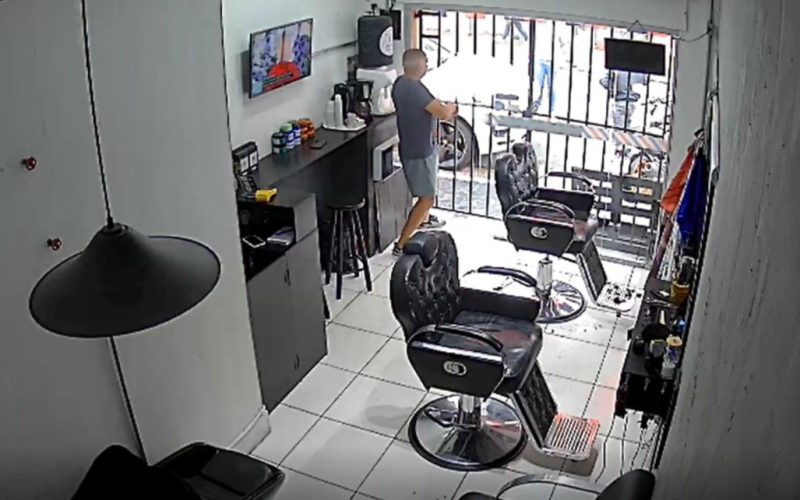 PM de folga reage a assalto e mata criminoso na porta de barbearia