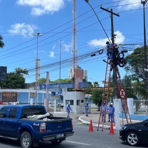 Avenida Fernandes Lima recebe ação emergencial da Ilumina após incêndio em poste