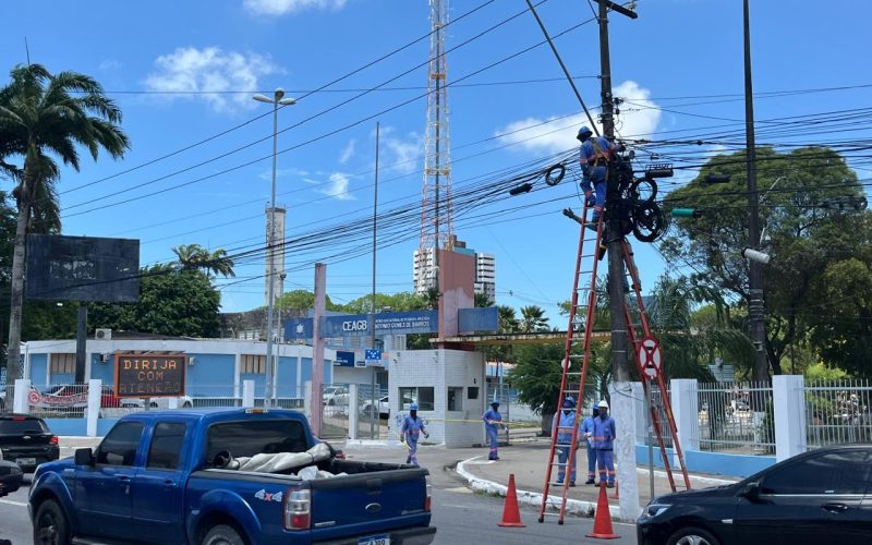 Avenida Fernandes Lima recebe ação emergencial da Ilumina após incêndio em poste