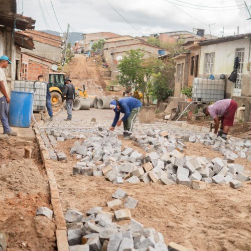 Prefeito Júnior Menezes mantém obras de infraestrutura durante o Carnaval e avança com calçamento no loteamento Zumbi dos Palmares