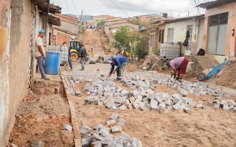 Prefeito Júnior Menezes mantém obras de infraestrutura durante o Carnaval e avança com calçamento no loteamento Zumbi dos Palmares