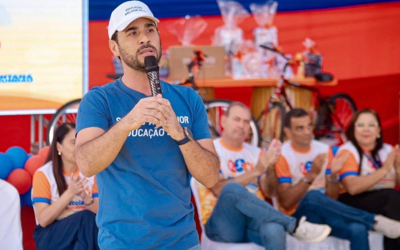 Prefeito de Santana do Mundaú realiza lançamento dos fardamentos e kits escolares dos estudantes e assina Ordem de Serviço para reforma de escola