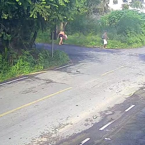 Câmeras registram o momento em que bebê é abandonada em bueiro pelos próprios pais