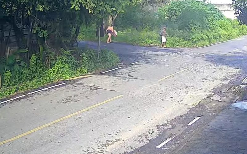 Câmeras registram o momento em que bebê é abandonada em bueiro pelos próprios pais