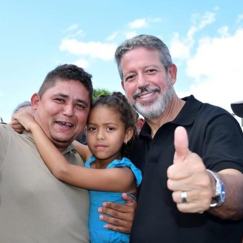 Retroescavadeiras e tratores: Arthur Lira lidera entrega de maquinário em 2025 fortalecendo prefeituras e trabalhadores rurais de Alagoas