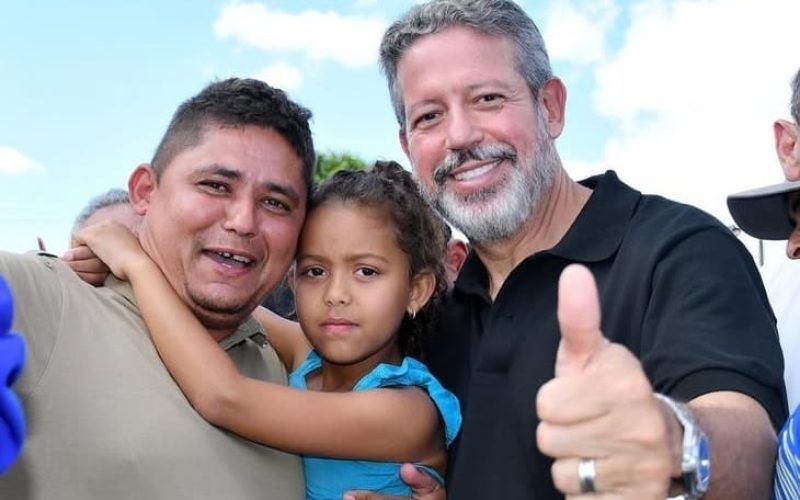 Retroescavadeiras e tratores: Arthur Lira lidera entrega de maquinário em 2025 fortalecendo prefeituras e trabalhadores rurais de Alagoas