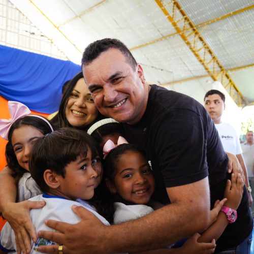 Prefeito Allan de Jesus realiza entrega inédita de fardamentos para alunos da rede municipal de Porto de Pedras