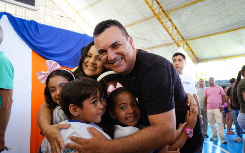 Prefeito Allan de Jesus realiza entrega inédita de fardamentos para alunos da rede municipal de Porto de Pedras