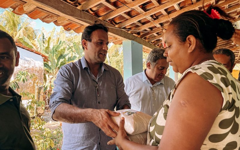 Deputado Mesaque Padilha entrega grãos para fortalecer agricultura familiar em Maragogi