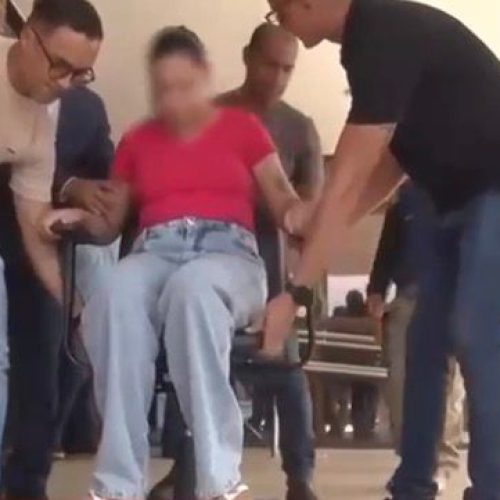 Debilitada e em cadeira de rodas, Maria Daniela é ouvida pela 1ª vez em audiência; réu segue foragido