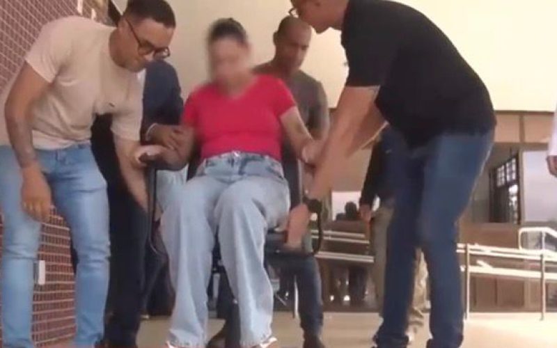 Debilitada e em cadeira de rodas, Maria Daniela é ouvida pela 1ª vez em audiência; réu segue foragido