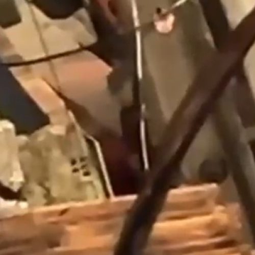 Vídeo mostra suposta abordagem truculenta da PM contra jovem nas Piabas, no Jacintinho