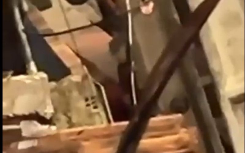 Vídeo mostra suposta abordagem truculenta da PM contra jovem nas Piabas, no Jacintinho