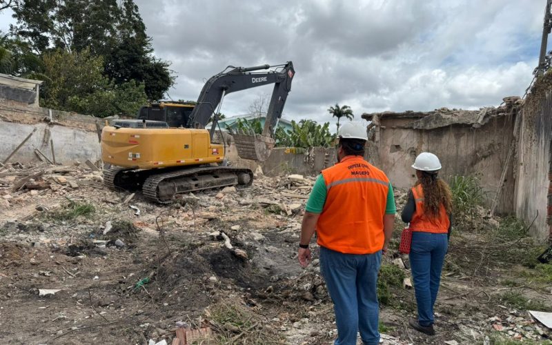 Demolição preventiva evita possível desabamento no bairro Clima Bom
