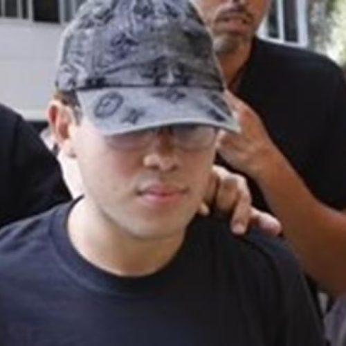 Um dos foragidos do estupro coletivo de adolescente se entrega à polícia