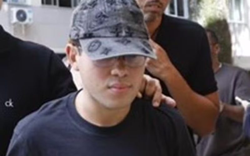 Um dos foragidos do estupro coletivo de adolescente se entrega à polícia