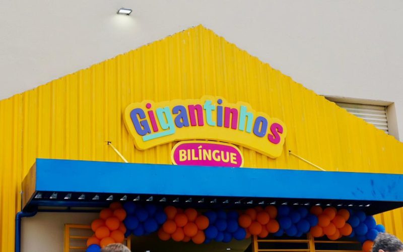 Prefeito JHC entrega Gigantinhos bilíngue e de tempo integral na Garça Torta, litoral norte de Maceió