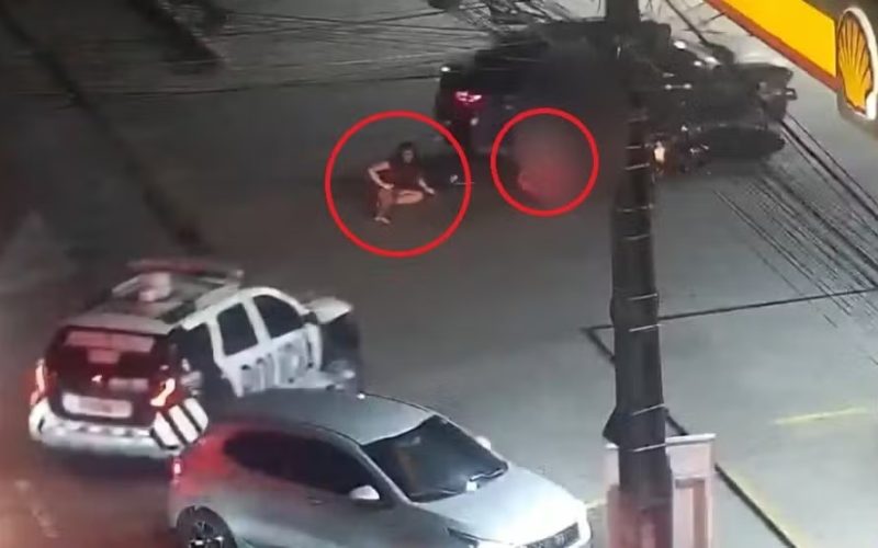 Homem foge com enteadas após discussão e é capturado pela polícia; vítimas pularam do carro para escapar