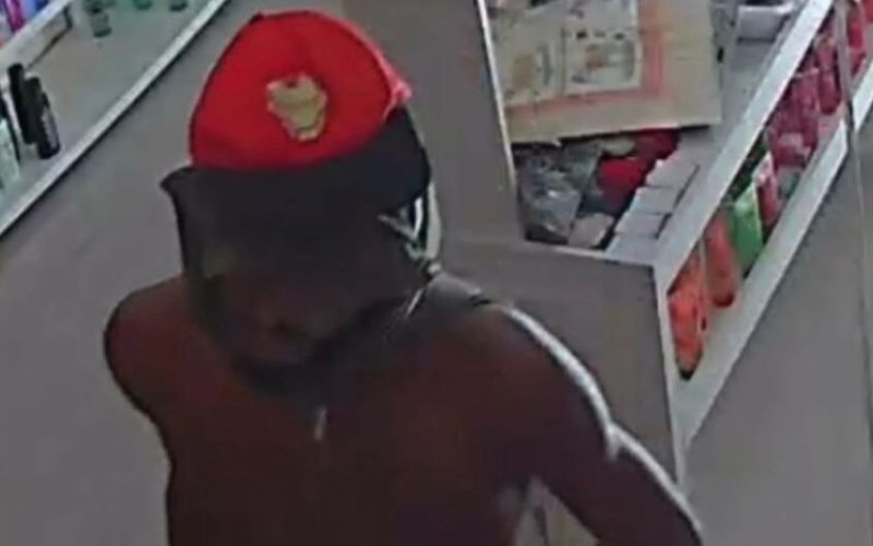 Homem furta mesma loja duas vezes no mesmo dia na Pajuçara; câmeras flagraram ação