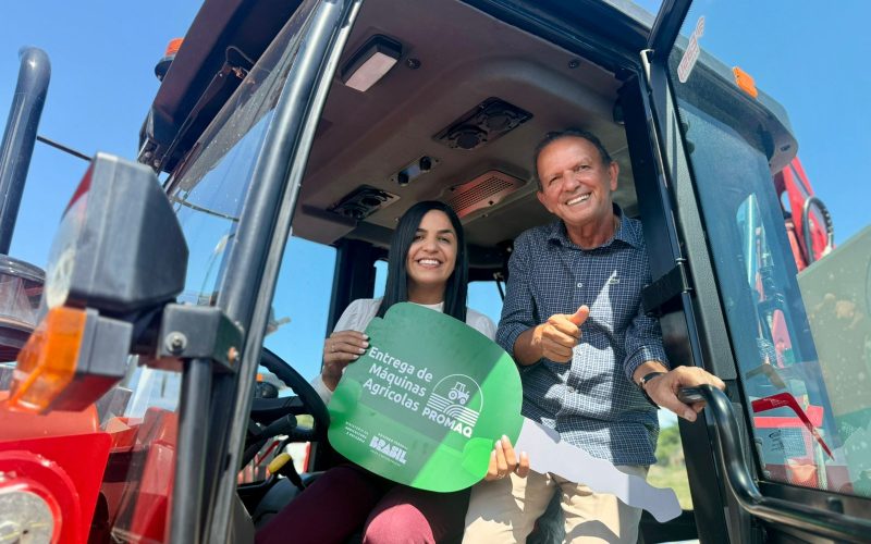 Prefeita Márcia Cavalcante celebra conquista com nova retroescavadeira e reforça avanço da agricultura no município de São Luís do Quitunde